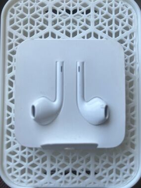 BRAND NEW APPLE White Wired Earbuds - Comfortable Stereo Headphones